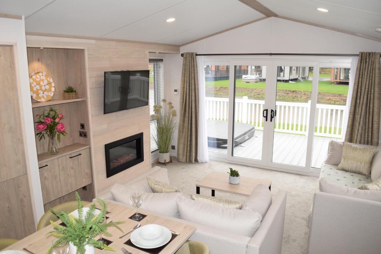 Honey Bee Lodge With Hot Tub York Extérieur photo