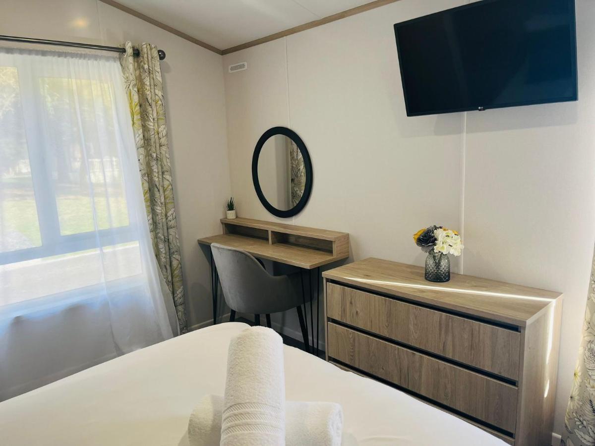 Honey Bee Lodge With Hot Tub York Extérieur photo